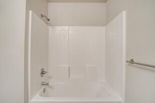 1606b Granbury St in Cleburne, TX - Building Photo