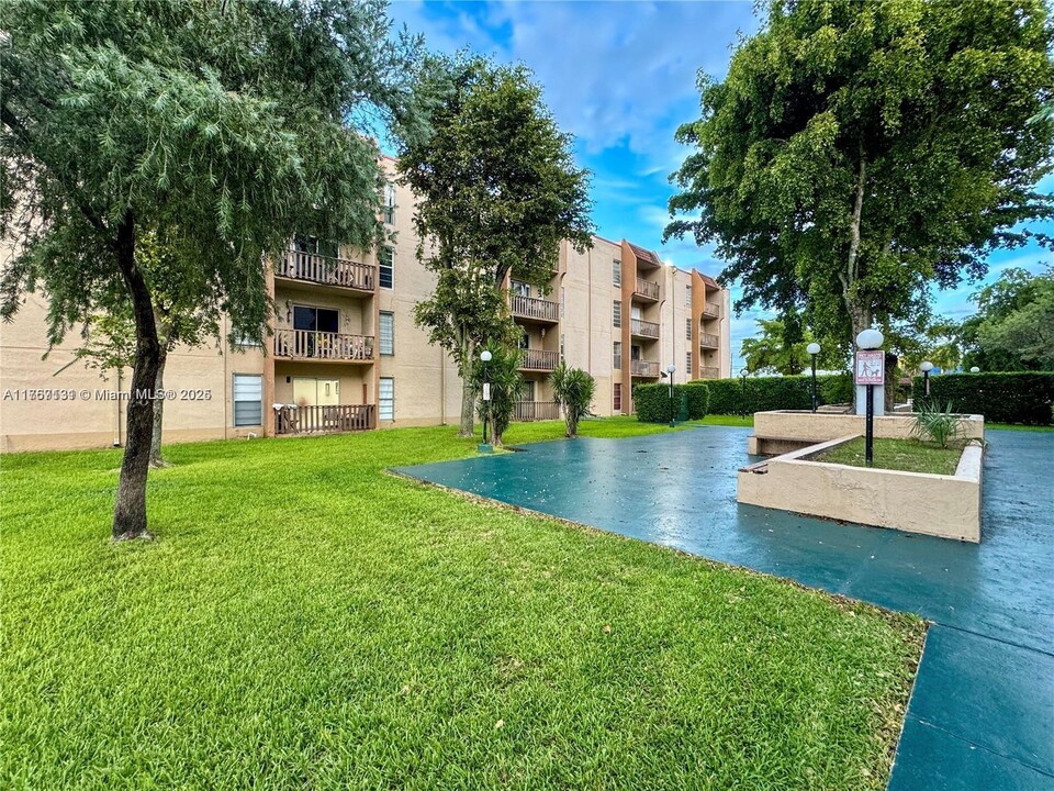 4855 NW 7th St in Miami, FL - Building Photo