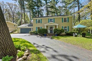 1310 Peninsula Ct in Traverse City, MI - Building Photo