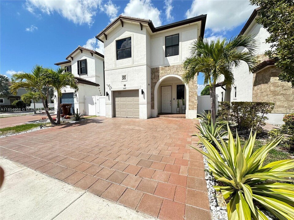 3449 W 110th St in Hialeah, FL - Building Photo