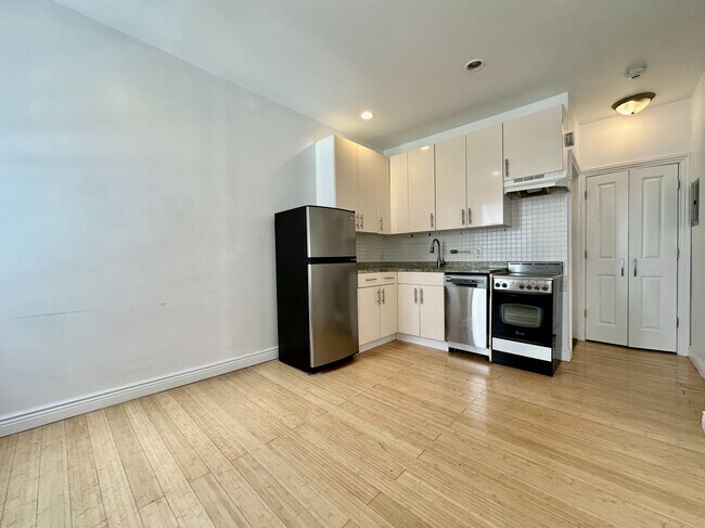 344 W 52nd St in New York, NY - Building Photo - Building Photo