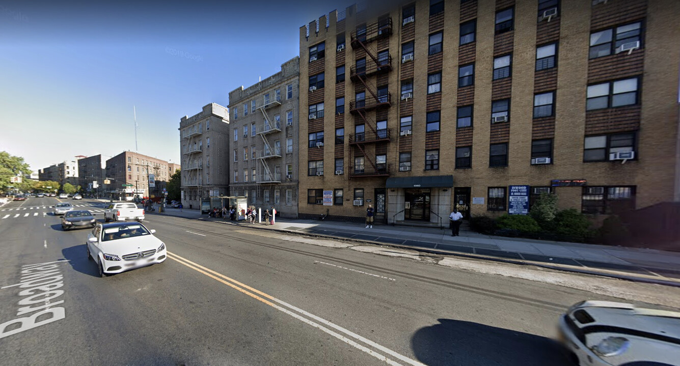 4960-4964 Broadway in New York, NY - Foto de edificio