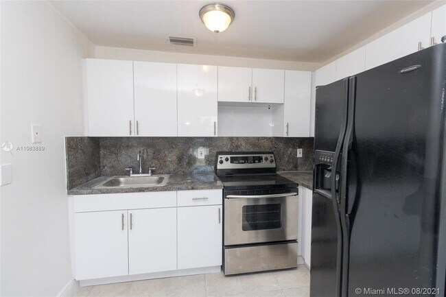 1244 SW 5th St-Unit -1 in Miami, FL - Building Photo - Building Photo
