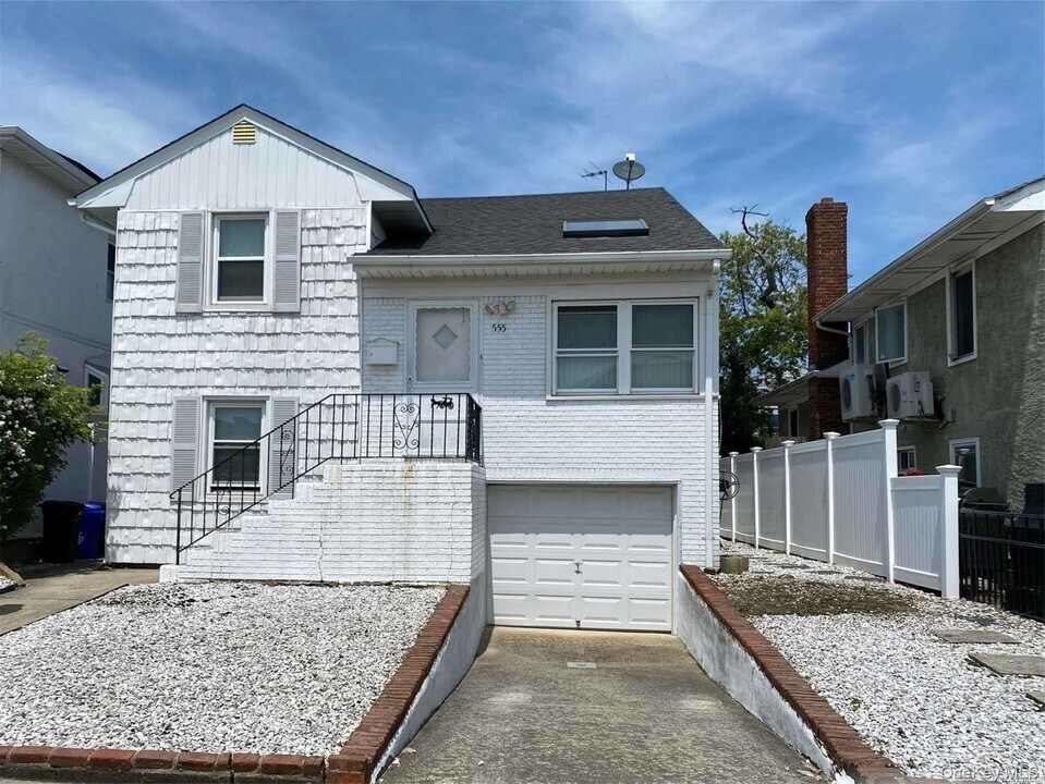 555 E State St in Long Beach, NY - Foto de edificio