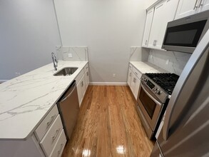 130 Cross St, Unit 1T in Somerville, MA - Foto de edificio - Building Photo