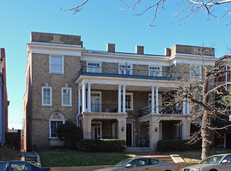 1121 W Grace St in Richmond, VA - Foto de edificio