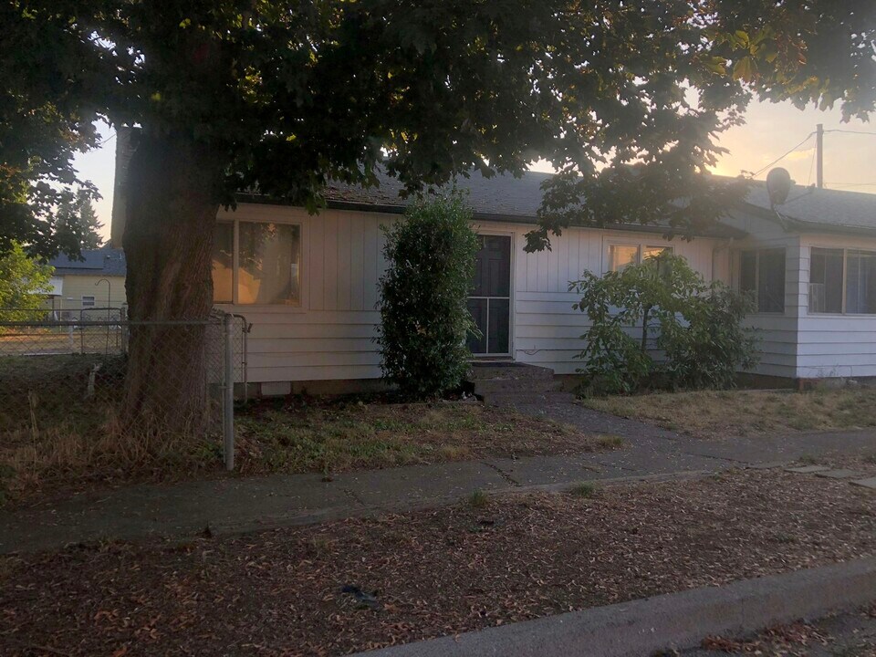 2731 E St in Hubbard, OR - Building Photo
