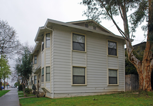 2401 Castro Way in Sacramento, CA - Foto de edificio - Building Photo