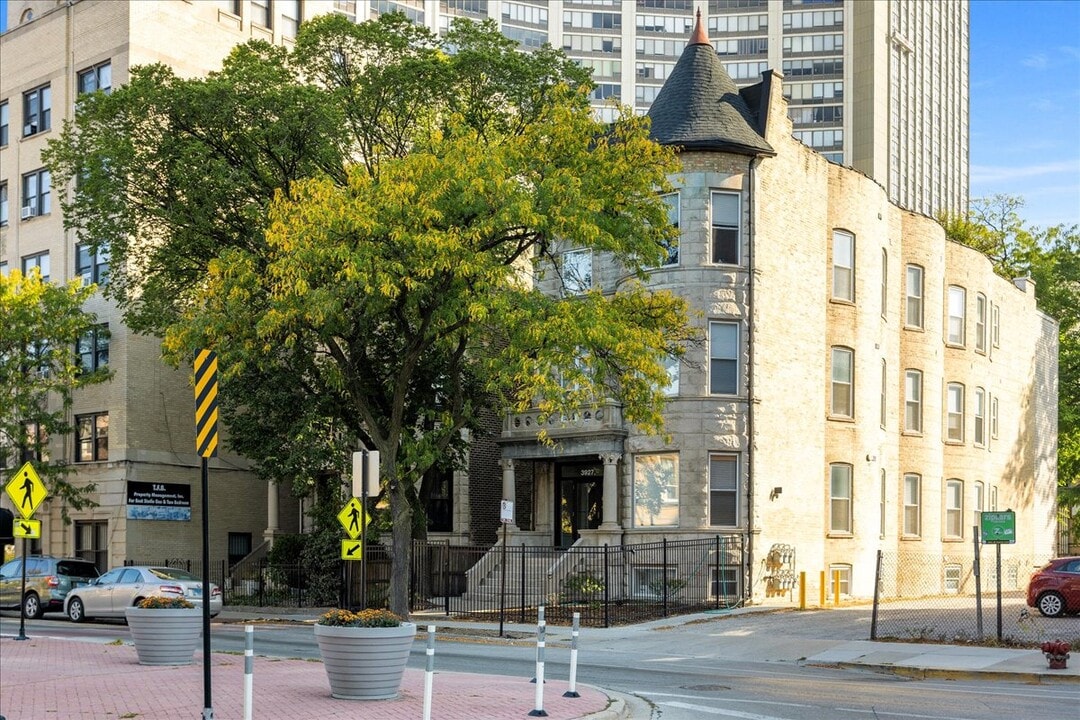 3927 N Clarendon Ave, Unit 1R in Chicago, IL - Building Photo