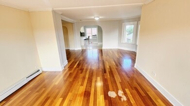 32 Charles St in Lynbrook, NY - Building Photo - Building Photo