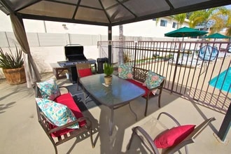 Chateau Garnet Apartments in Torrance, CA - Foto de edificio - Building Photo