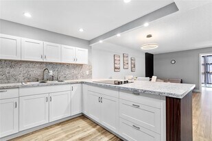 400 Leslie Dr in Hallandale Beach, FL - Building Photo