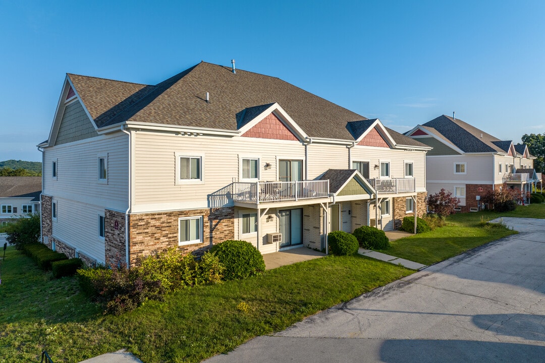 Hills of Wales in Wales, WI - Foto de edificio