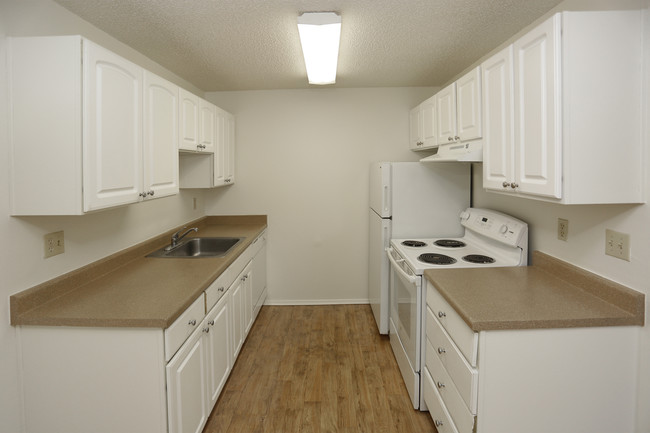 Greentree Village Apts - Income Qualified in Colorado Springs, CO - Foto de edificio - Interior Photo