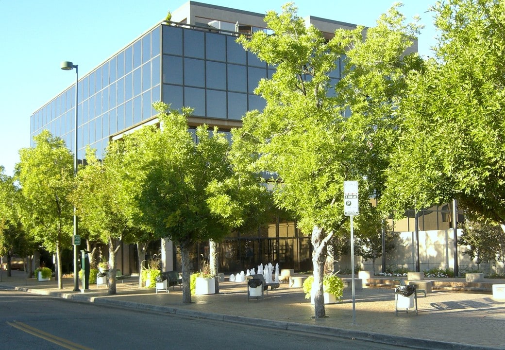 The Oasis Apartments in Denver, CO - Building Photo