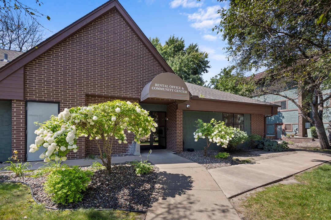 Pebble Creek North Apartments in Brooklyn Park, MN - Building Photo