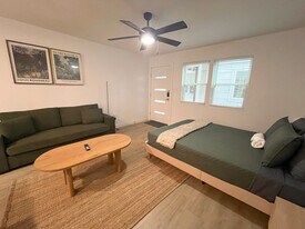 6810 Lexington Rd in Austin, TX - Building Photo