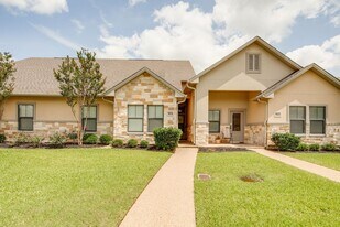 AUGUST PRE-LEASE Spacious 3 Bedroom 2.5 Bathroom Townhome with Covered Parking in College Station, TX - Building Photo
