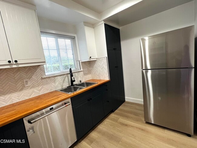 2002 Calle La Sombra in Simi Valley, CA - Building Photo - Building Photo