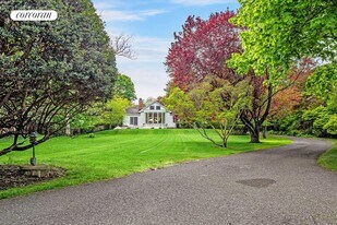 81 Lee Ave in Southampton, NY - Building Photo