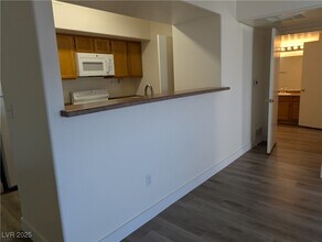 7255 W Sunset Rd in Las Vegas, NV - Building Photo - Building Photo