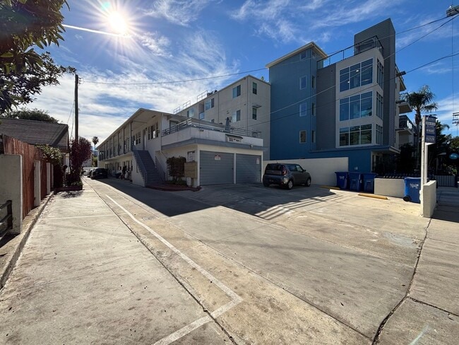 10814-10818 Blix St in Los Angeles, CA - Foto de edificio - Building Photo