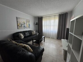 3430 NW 52nd Ave in Lauderdale Lakes, FL - Foto de edificio - Building Photo
