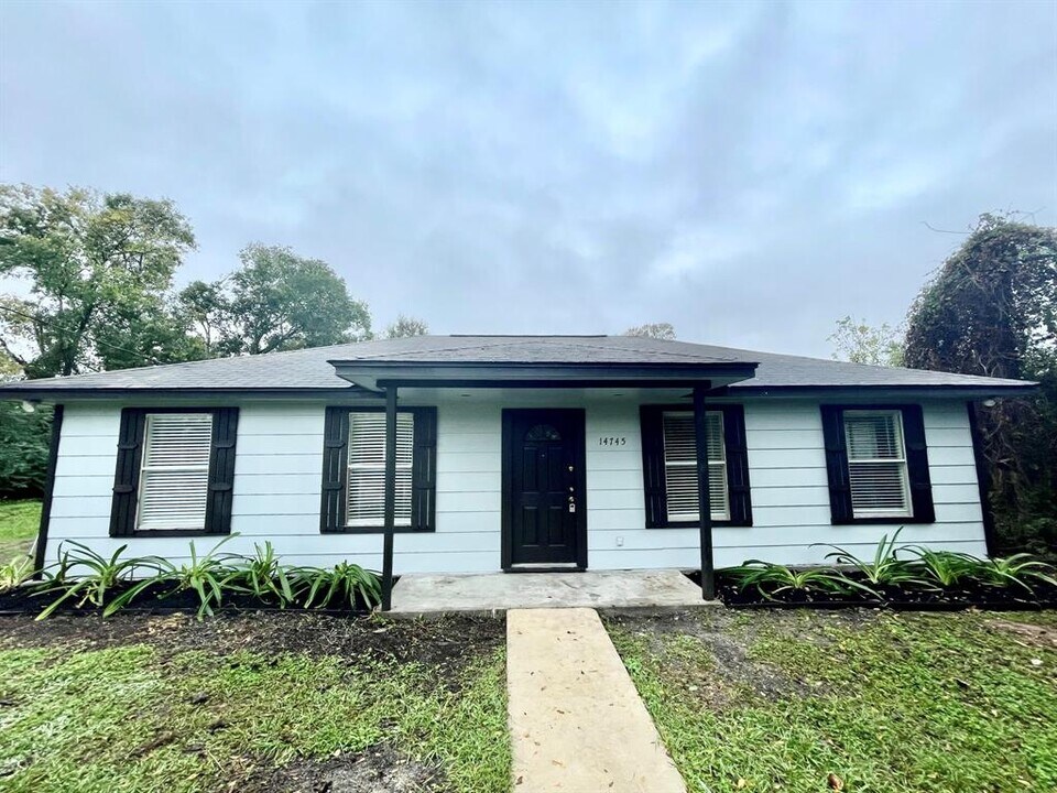 14745 Liberty St in Montgomery, TX - Building Photo
