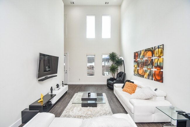 property at 5519 Paraiso Pl