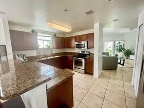 11503 NW 89th St in Doral, FL - Foto de edificio - Building Photo