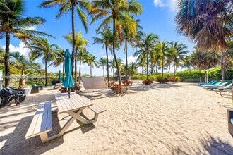 9172 Collins Ave in Surfside, FL - Foto de edificio - Building Photo