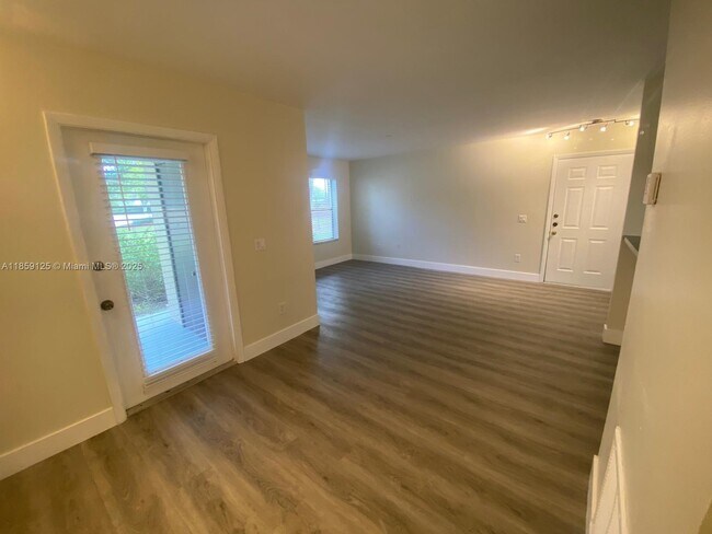 4201 W McNab Rd in Pompano Beach, FL - Foto de edificio - Building Photo