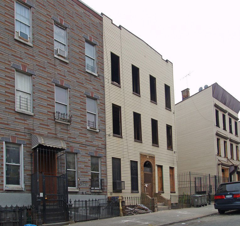 242 Troutman St in Brooklyn, NY - Building Photo