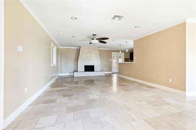 8305 Fairfax Dr in Chalmette, LA - Foto de edificio - Building Photo