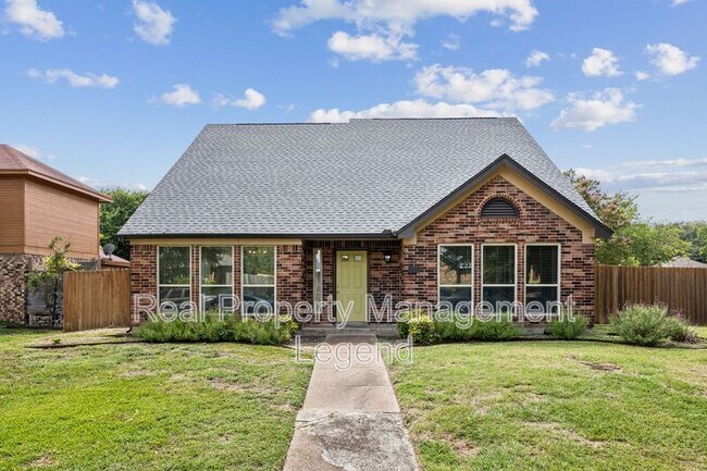 817 Sewell Dr in Lancaster, TX - Building Photo - Building Photo