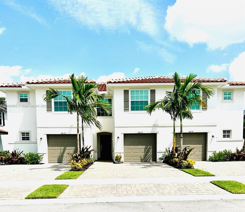 6823 Broadwater Ln in Greenacres, FL - Building Photo