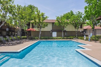 Country Hills Apartment Homes in Brea, CA - Foto de edificio - Building Photo