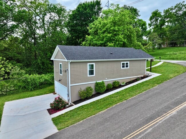 2226 Riverside Dr in Knoxville, TN - Foto de edificio - Building Photo