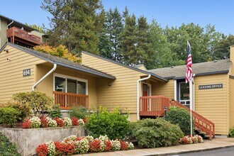 Fairmount Park Apartments in Salem, OR - Building Photo - Building Photo