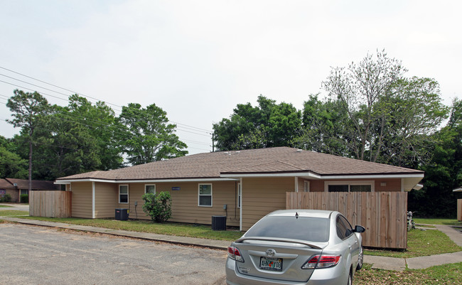 1905 Lansing Dr in Pensacola, FL - Foto de edificio - Building Photo