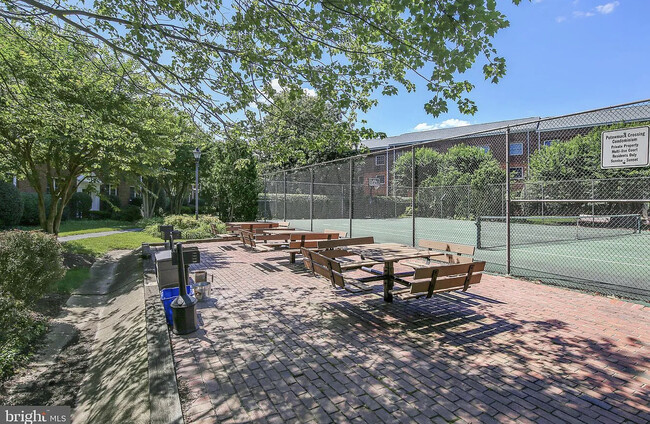 1624 W Abingdon Dr, Unit 302 in Alexandria, VA - Building Photo - Building Photo