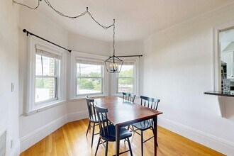 15 Garrison Rd, Unit 3 in Brookline, MA - Foto de edificio - Building Photo