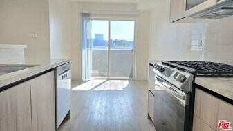 1650 S Bentley Ave, Unit 302 in Los Angeles, CA - Building Photo