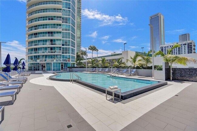 480 NE 30th St in Miami, FL - Building Photo - Building Photo