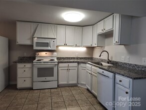 340 Hollis Rd in Charlotte, NC - Building Photo - Building Photo