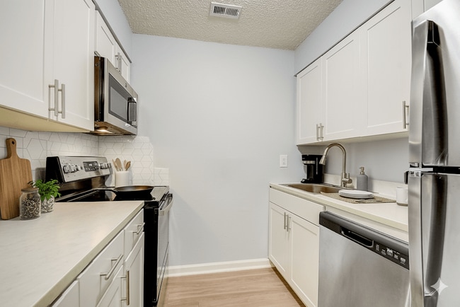 Fernwood Grove Apartments in Tampa, FL - Foto de edificio - Building Photo
