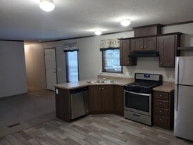 2701 Huizenga St in Norton Shores, MI - Building Photo