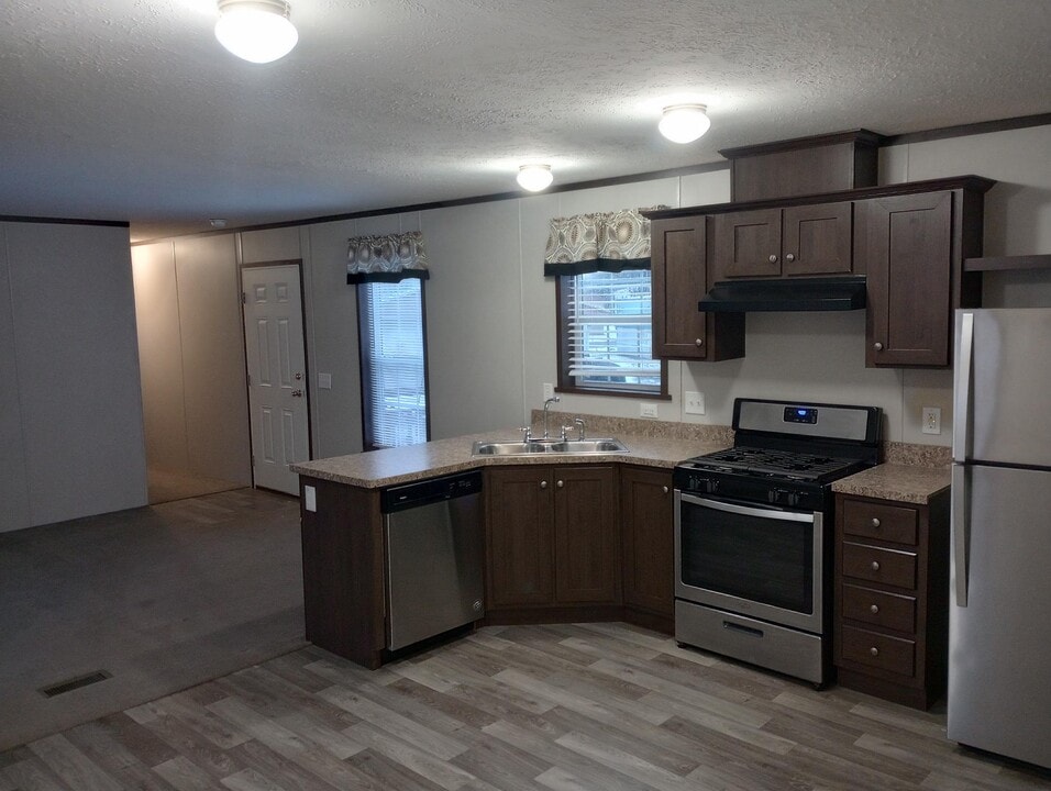 2701 Huizenga St in Norton Shores, MI - Building Photo