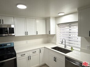 3130 Montrose Ave in Montrose, CA - Building Photo - Building Photo