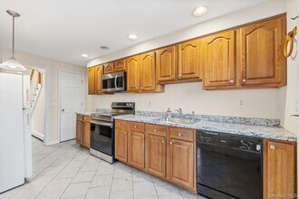 983 Warren Ave in Peekskill, NY - Building Photo - Building Photo